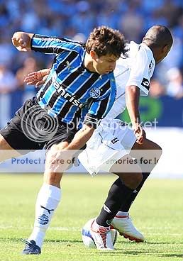 Capitão Tcheco (esq) marcou pelo Grêmio