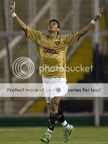 Ciro vibra com gol pelo Sport