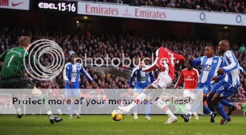 Adebayor rematava para o golo do Arsenal