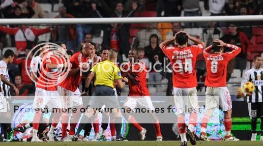 Confusão após golo invalidado ao Benfica