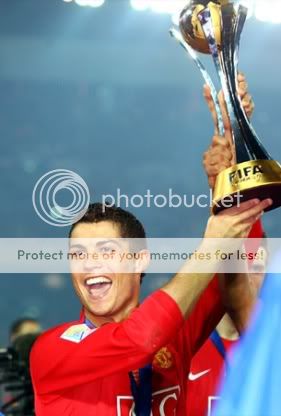 Ronaldo levanta o trofeu de segundo melhor jogador do Mundial de clubes 2008