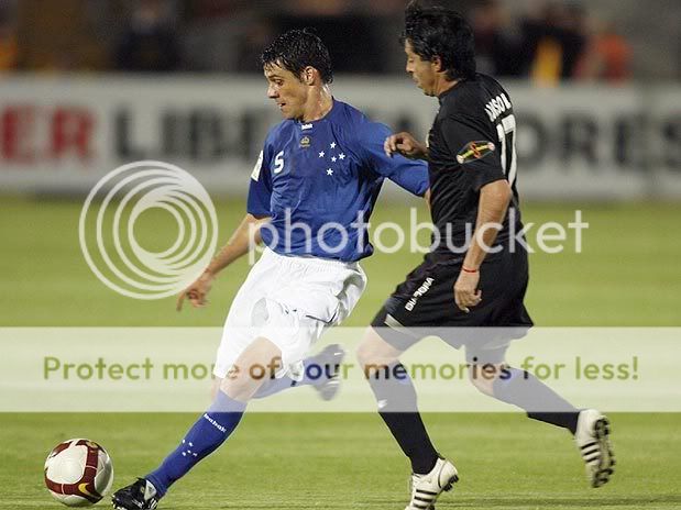 Fabrício (esq) foi expulso pelo Cruzeiro